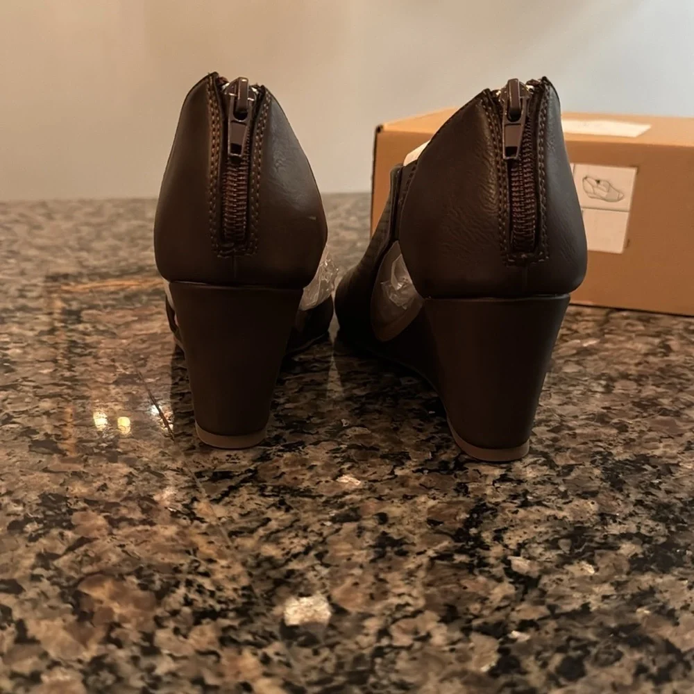 Journee Collection Aretha Brown peep toe wedge NIB 6